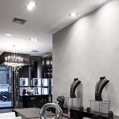 Ambiente interno e vetrine dello showroom La Diamanteria